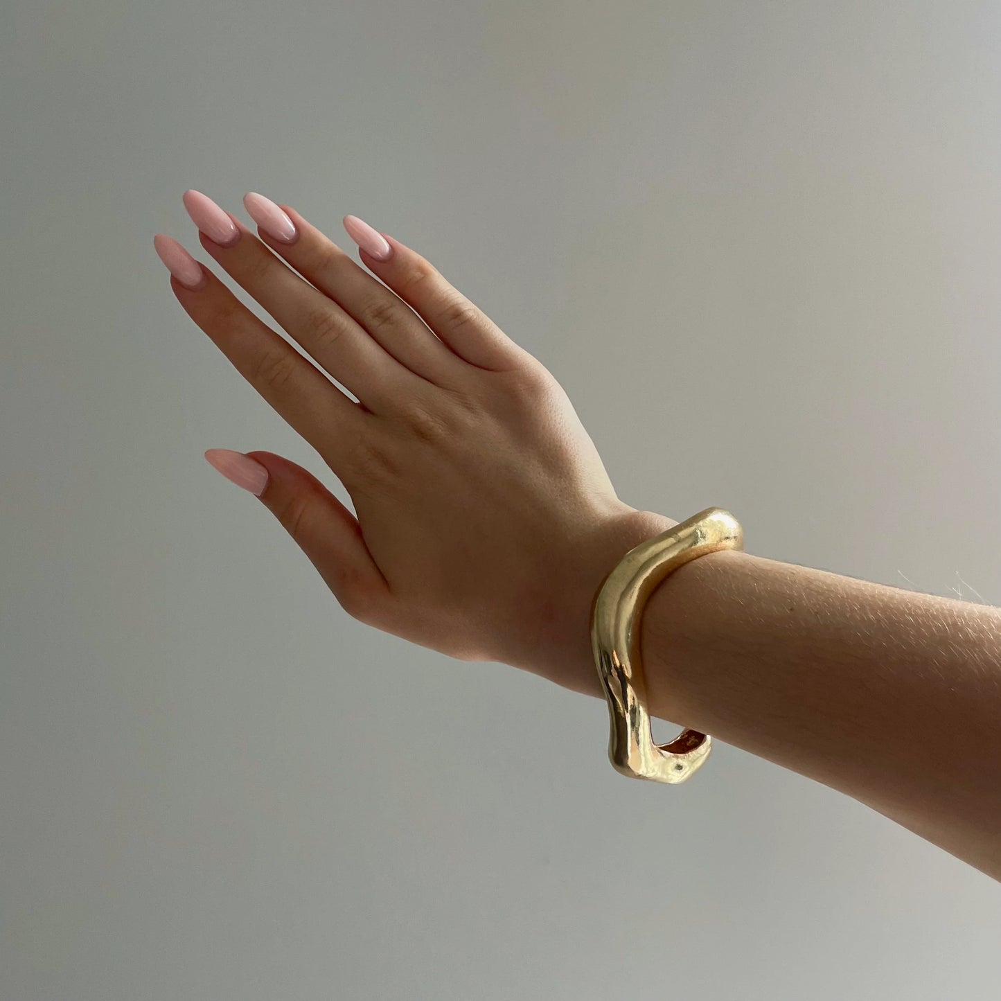 RiaLou™: SCULPTURAL OPEN BRACELET - GOLD